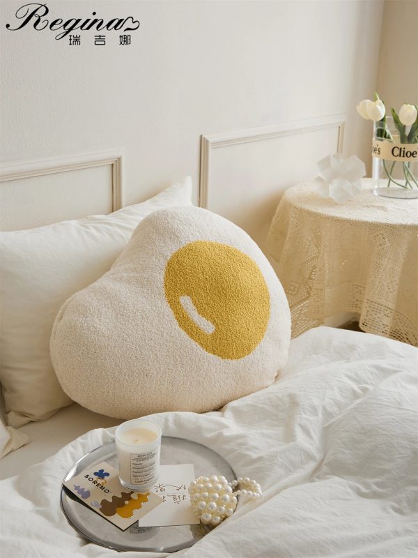 coussin design oeuf au plat